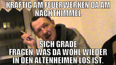 Kräftig am feuerwerken da am Nachthimmel Sich grad