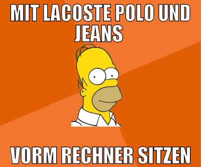 mit lacoste polo und jeans  vorm rechner sitzen