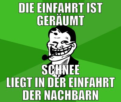die einfahrt ist geräumt schnee liegt in der einfa