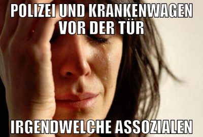 polizei und krankenwagen vor der tür irgendwelche