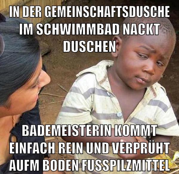 in der gemeinschaftsdusche im schwimmbad nackt duschen bademeisterin kommt einfach rein und verprüht aufm boden fußpilzmittel