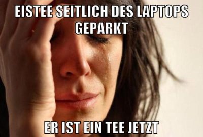Eistee seitlich des Laptops geparkt er ist ein Tee jetzt