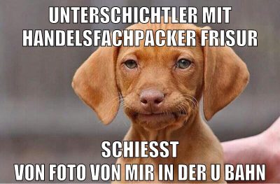 Unterschichtler mit Handelsfachpackerfrisur schiesst von foto von mir in der u bahn
