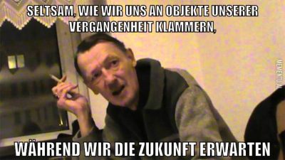Seltsam, wie wir uns an objekte unserer vergangenheit klammern, während wir die zukunft erwarten