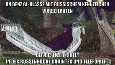 AN BENZ GL-Klasse mit russischem kennzeichen vorbeilaufen der besitzer chillt in der russenhocke dahinter und telefoniert
