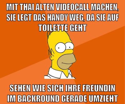 mit thai alten videocall machen, sie legt das handy weg, da sie auf toilette geht sehen wie sich ihre freundin im backround gerade umzieht