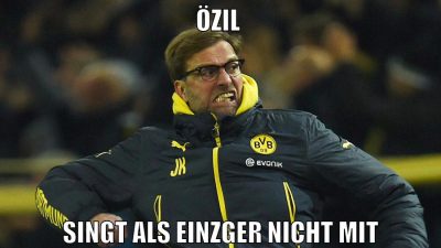 özil singt als einzger nicht mit