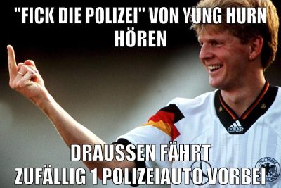 "fick die polizei" von yung hurn hören draußen fährt zufällig 1 polizeiauto vorbei