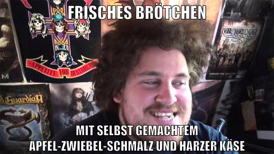 FRISCHES BRÖTCHEN MIT SELBST GEMACHTEM APFEL-ZWIEBEL-SCHMALZ UND HARZER KÄSE