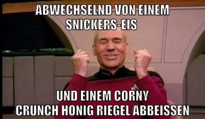 abwechselnd von einem snickers-eis und einem corny crunch honig riegel abbeissen